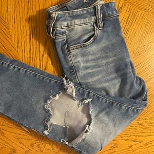 American Eagle Size 4 Distressed Skinny Jean